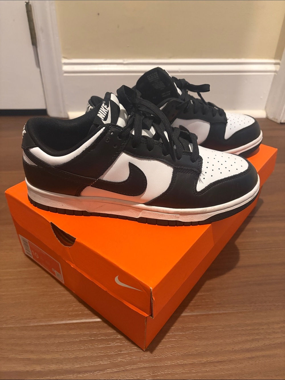 Nike Men’s Black and White Low Top Sneakers with Swoosh size 8